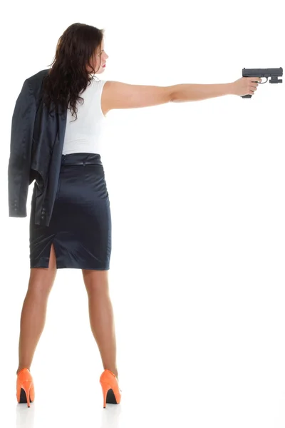 Νεαρή γυναίκα μελαχρινή με όπλο που απομονώνονται σε λευκό — Φωτογραφία Αρχείου