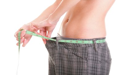 Ne kadar kilo verdiğini gösteren bir kadın.