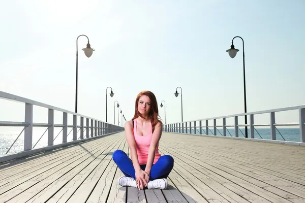 Attraktiva flicka ung kvinna pier havet — Stockfoto