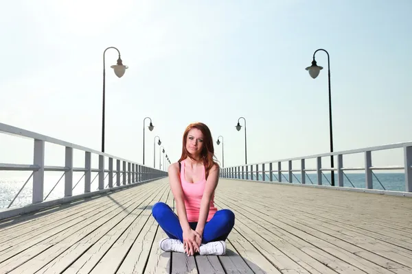 Muchacha atractiva Mujer joven muelle mar — Foto de Stock