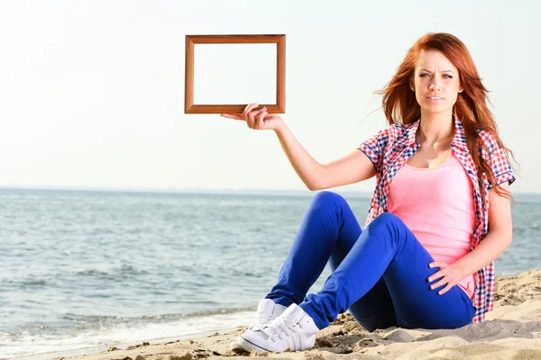 Vrouw met frame reizen concept — Stockfoto