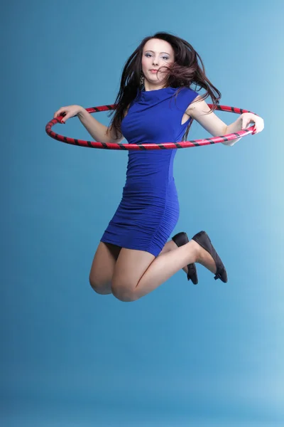 Dance hoop Mulher bonita em azul — Fotografia de Stock