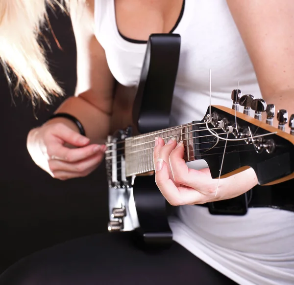Mulher com fones de ouvido de guitarra ouvindo música — Fotografia de Stock