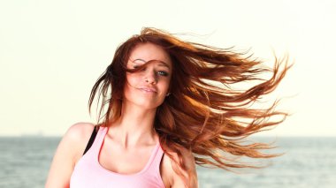 çekici kız kış aylarında saç genç kadın