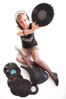 Kadın gitar kulaklıklar için beyaz b izole müzik dinleme