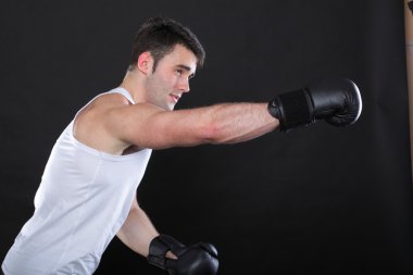 portre sporcu boxer studio koyu arka plan