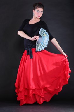 çekici İspanyol genç kadın üzerinde siyah backg Flamenco dans