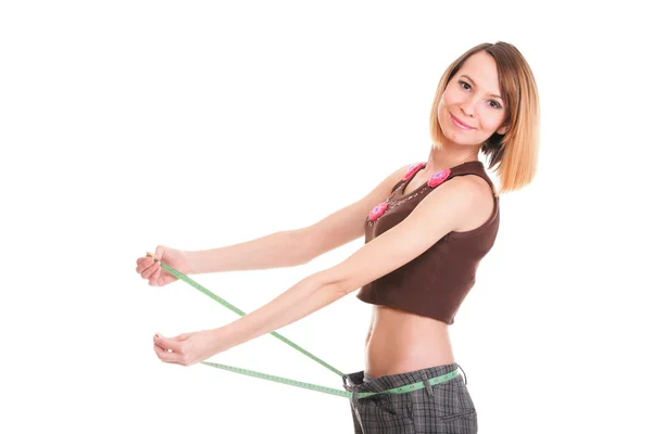 Hübsche Frau zeigt ihren Gewichtsverlust mit Maßbändern isoliert — Stockfoto