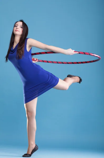 Χορός hoop όμορφη γυναίκα με μπλε χρώμα — Φωτογραφία Αρχείου