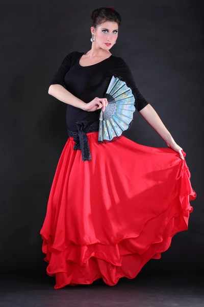 Atractiva joven española bailando flamenco sobre respaldo negro — Foto de Stock