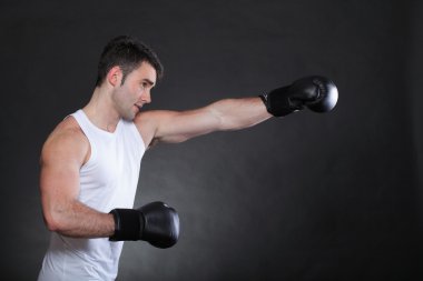 portre sporcu boxer studio koyu arka plan
