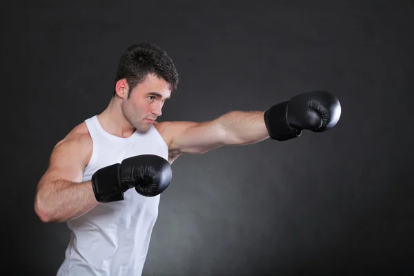 Boxeador retrato deportista en estudio fondo oscuro — Foto de Stock