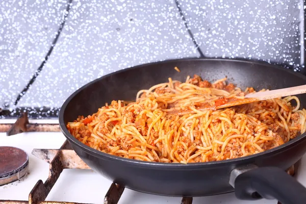 Pasta de espaguetis hirviendo en una sartén — Foto de Stock