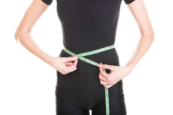 Vacker kvinna visar hennes viktminskning som bär mått band isolera — Stockfoto