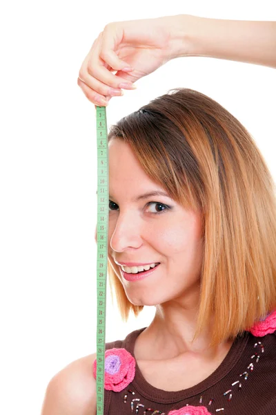 Güzel genç beyaz kadın vücudu teyp ISO ile ölçme — Stok fotoğraf