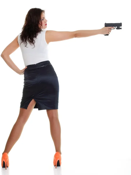 Silah üzerinde beyaz izole olan esmer kadın — Stok fotoğraf