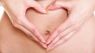 seksi genç kadın kalp şekli eller göbek
