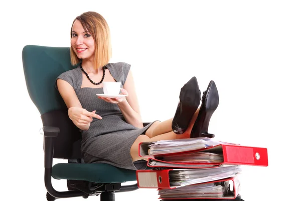 Mulher trabalho paralisação empresária relaxante pernas até abundância de doc — Fotografia de Stock