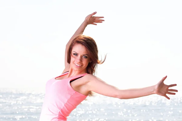 Vrouw die gelukkig lachend vreugdevolle mooie jonge vrolijke — Stockfoto