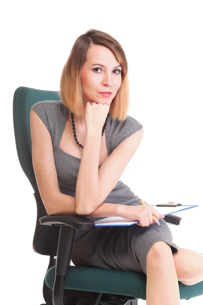 Junge Geschäftsfrau sitzt mit ihrem Klemmbrett isoliert — Stockfoto