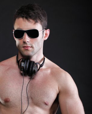 yakışıklı bir adam üzerinde kulaklık müzik dinlemek