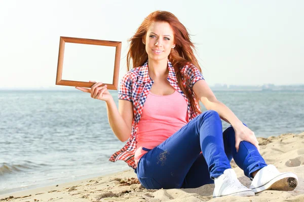 Mulher segurando Frame conceito de viagem — Fotografia de Stock