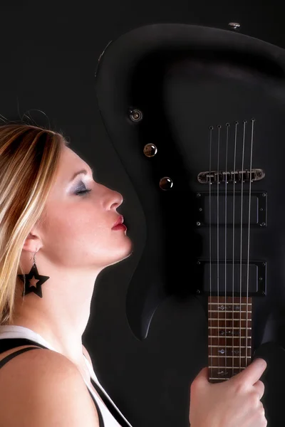 性感浦飞尔脸女孩和吉他的女人 — 图库照片