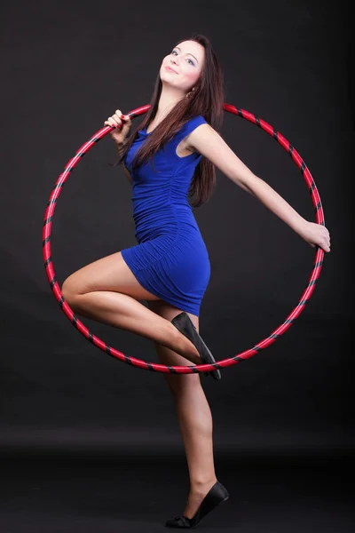 Piękna kobieta w hoop dance niebieski — Zdjęcie stockowe