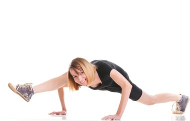 Spor genç kadın üzerinde beyaz izole egzersiz yaparak