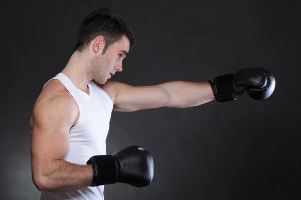 Portrét sportovec boxer v tmavém pozadí studio — Stock fotografie