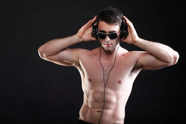 Pohledný muž, poslech hudby na sluchátka — Stock fotografie