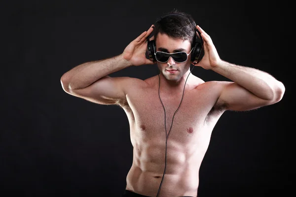 Bell'uomo che ascolta musica con le cuffie — Foto Stock