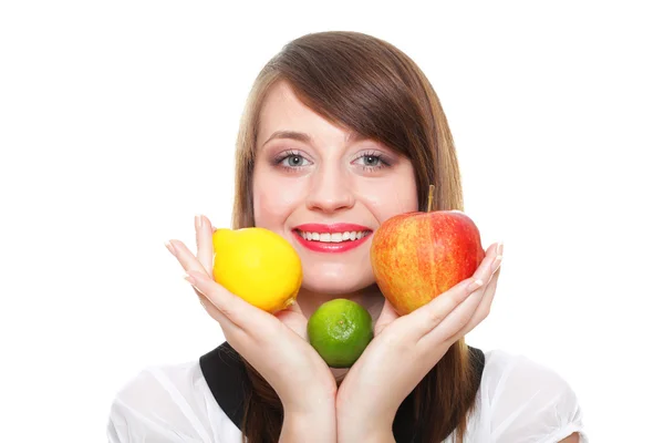 Junge lächelnde Frau mit Obst und Gemüse weißen Hintergrund — Stockfoto