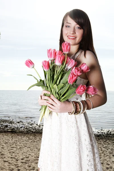 Mujer sonriente con ramo de flores —  Fotos de Stock