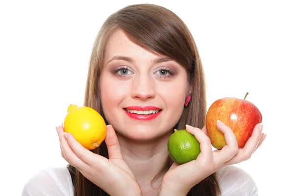 Meyve ve sebze ile genç gülümseyen kadın beyaz arka plan — Stok fotoğraf