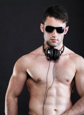 yakışıklı bir adam üzerinde kulaklık müzik dinlemek