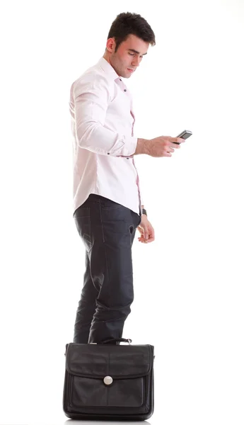 Homem feliz atender telefone contra branco — Fotografia de Stock