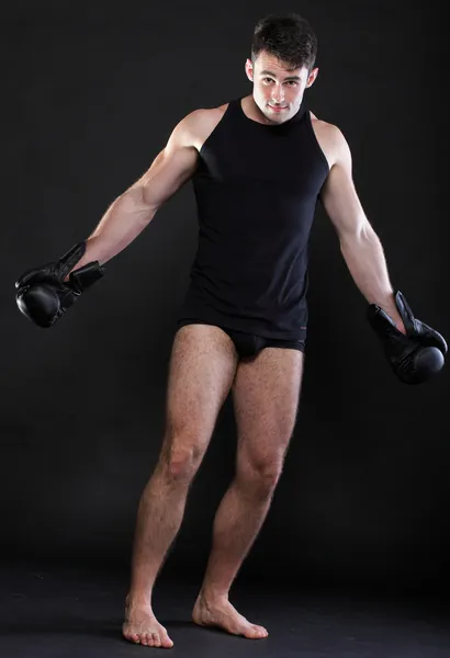 Boxeador retrato deportista en estudio fondo oscuro — Foto de Stock