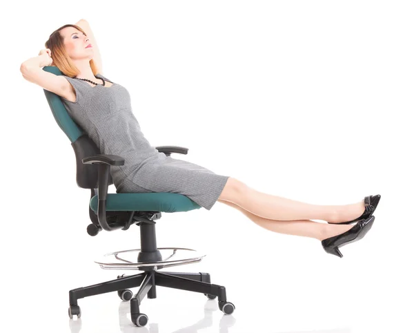 Счастливая взволнованная молодая бизнесвумен, расслабляясь в офисном кресле — стоковое фото