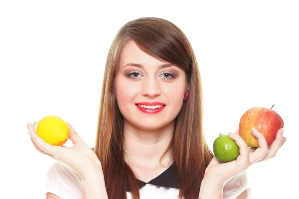 Unga leende kvinna med frukt och grönsaker vit bakgrund — Stockfoto