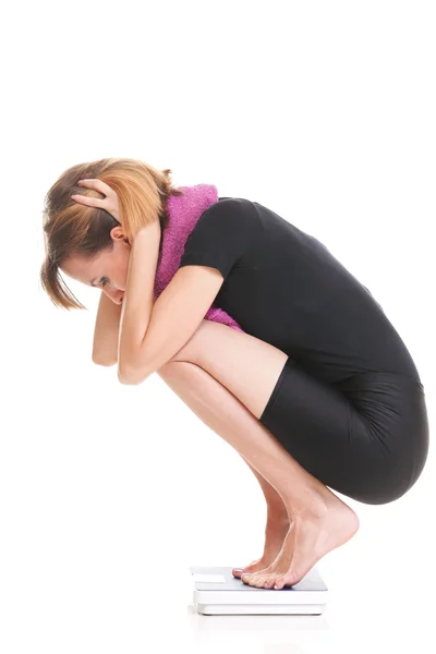 Caucasien jeune femme balance de poids isolé blanc — Photo