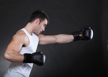 portre sporcu boxer studio koyu arka plan