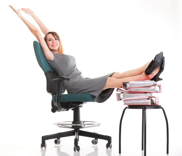 Mulher trabalho paralisação empresária relaxante pernas até abundância de doc — Fotografia de Stock