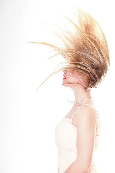 Profilo di bellezza sdraiata con i capelli intelligenti, isolati — Foto Stock