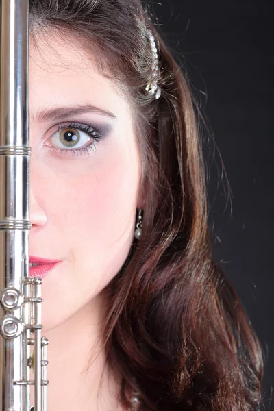 Dívka a flétnu na černém pozadí — Stock fotografie