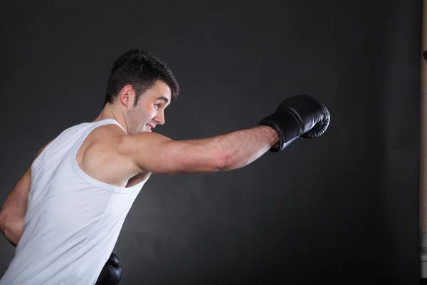Studio na białym tle obraz młody bokser — Zdjęcie stockowe