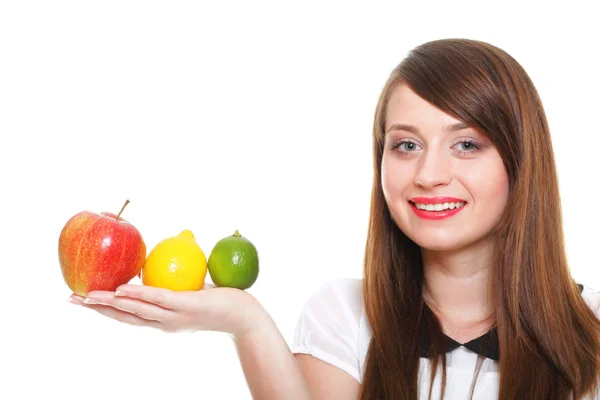 Jovem mulher sorridente com frutas e legumes fundo branco — Fotografia de Stock