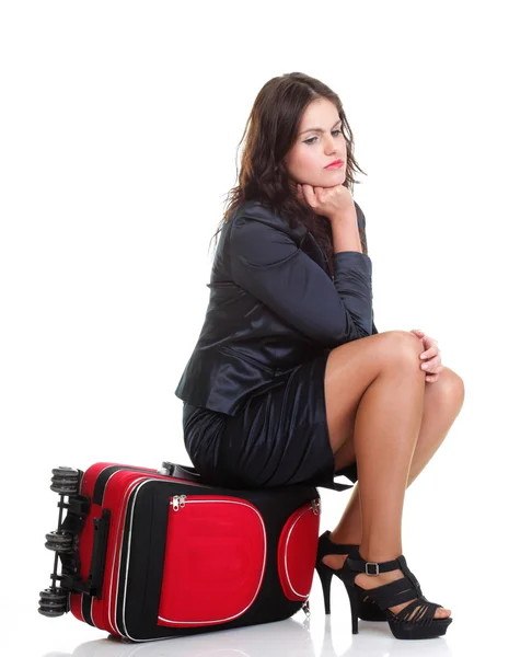 Joven mujer de negocios de cuerpo entero hasta tarde bolsa de viaje roja — Foto de Stock
