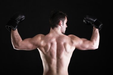 atletik güçlü kas adam spor muhabiri kaslarına gösterilen