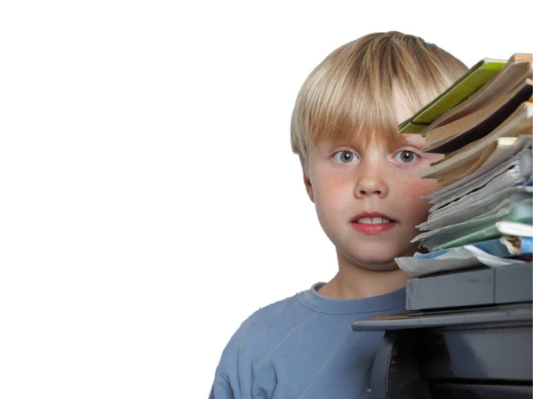 Sechsjähriger Junge und stapelweise Bücher — Stockfoto